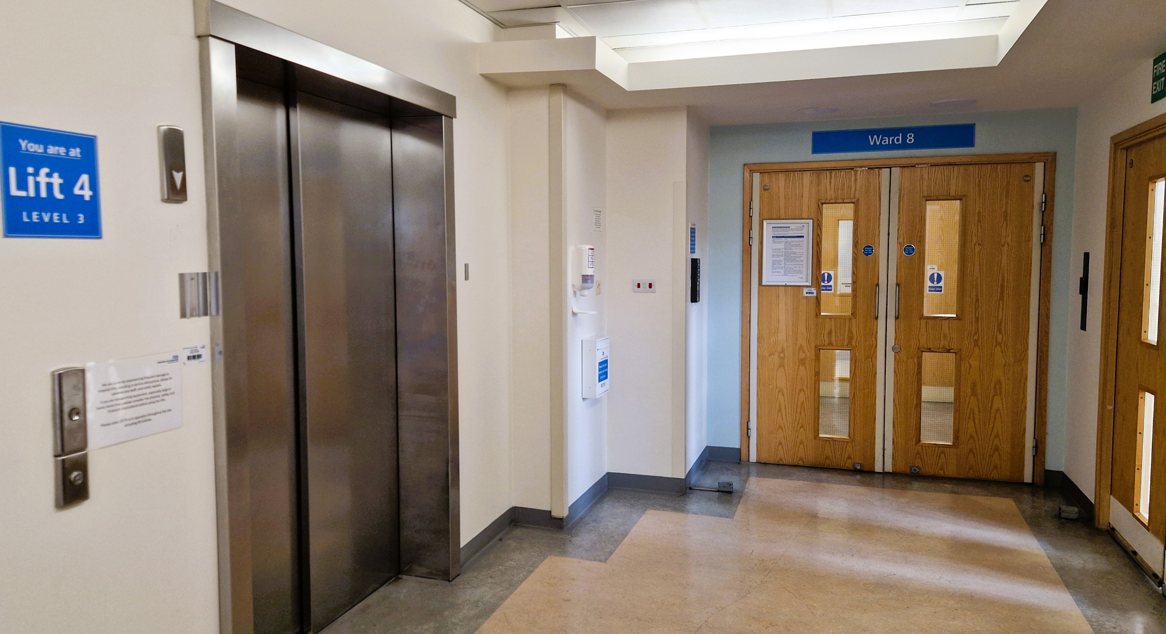On the left we have some lift doors, and on the right we have a set of double doors that leads onto ward 8.