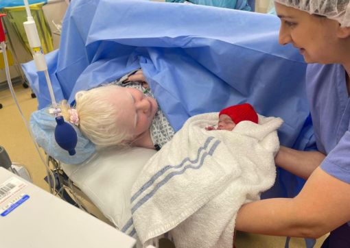 Raeesa meeting her daughter for the first time